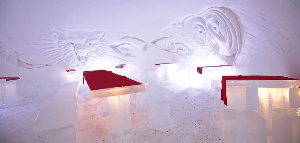 Le restaurant intérieur de l’igloo de l’hôtel Torassieppi