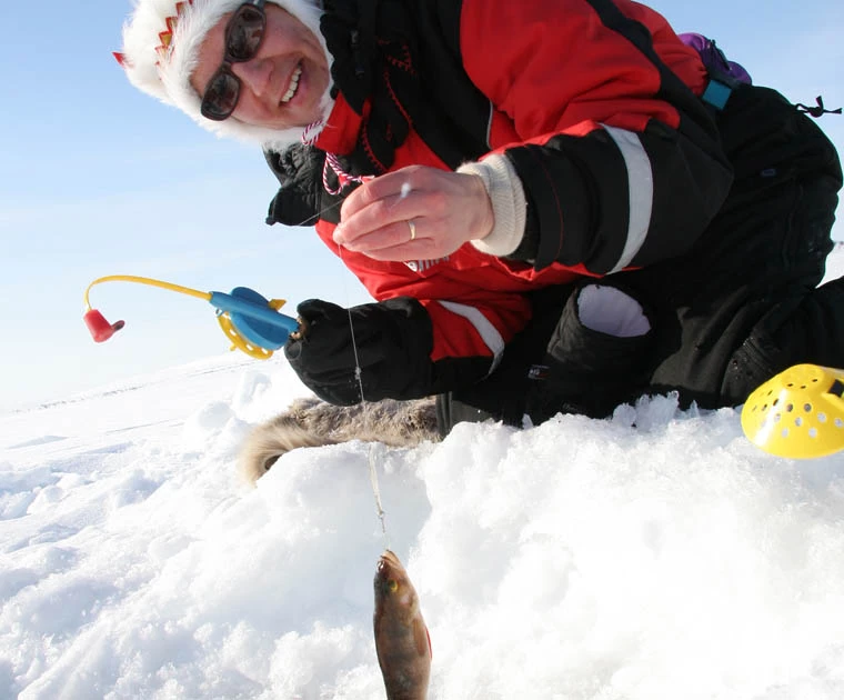 Pêche sous la glace en Laponie