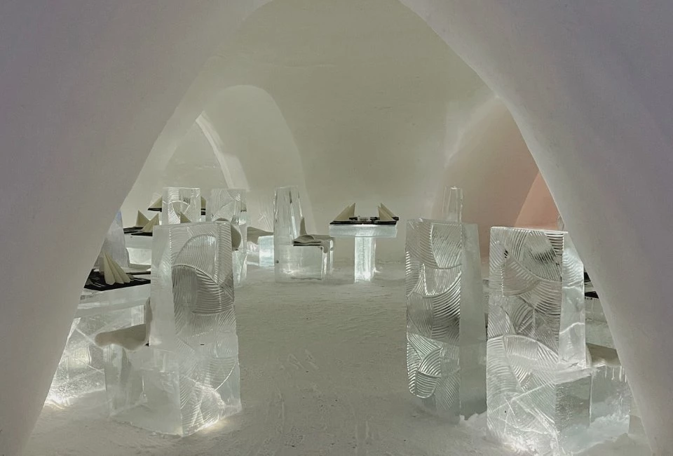 Laponie insolite : la magie d'une soirée dans un igloo