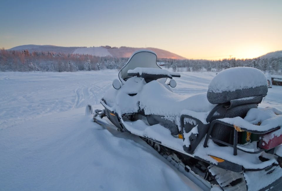 Motoneige et détente en terre Sami